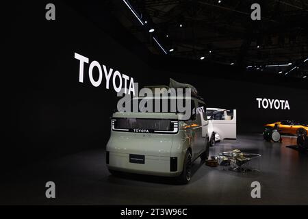 Tokio, Japan. Oktober 2023. Toyota KayoiBako auf der Japan Mobility Show 2023 in Tokyo Big Sight. Die Japan Mobility Show 2023 ist die größte Automobilausstellung in Japan. Sie findet vom 28. Oktober bis 5. November 2023 statt. Am 25. Und 26. Oktober erhielt die internationale Presse Zugang zu neuen Autokonzepten und Visionen für die Zukunft der Mobilität in Japan und weltweit. (Foto: Stanislav Kogiku/SOPA Images/SIPA USA) Credit: SIPA USA/Alamy Live News Stockfoto