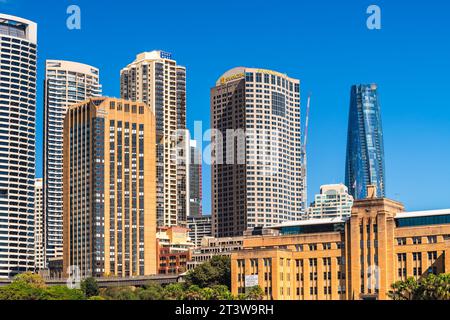 Sydney, Australien - 17. April 2022: Skyline des zentralen Geschäftsviertels von Sydney aus von einer Fähre in Richtung Circular Quay an einem sonnigen Tag Stockfoto