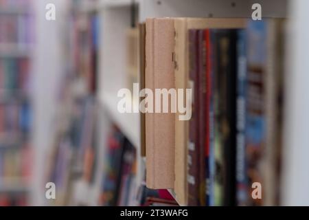Buchhandlung mit kompletten Regalen mit verschiedenen Büchern. Stockfoto