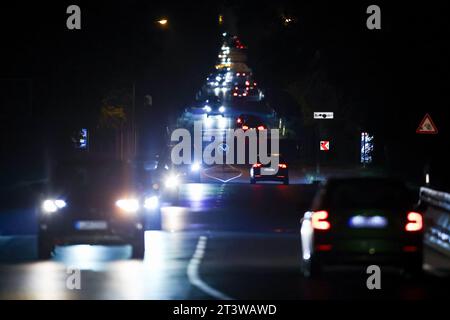 Leipzig, Deutschland. Oktober 2023. Am frühen Morgen sind zahlreiche Autofahrer auf einer arteriellen Straße. Quelle: Jan Woitas/dpa/Alamy Live News Stockfoto