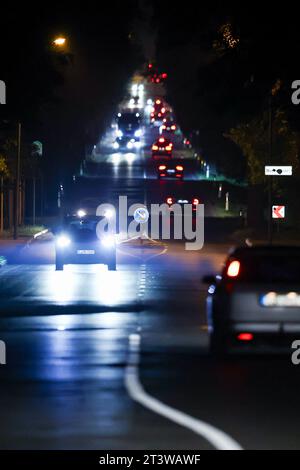 Leipzig, Deutschland. Oktober 2023. Am frühen Morgen sind zahlreiche Autofahrer auf einer arteriellen Straße. Quelle: Jan Woitas/dpa/Alamy Live News Stockfoto