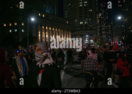 New York, USA. Oktober 2023. Anhänger des palästinensischen Volkes versammeln sich an der New Yorker Börse und marschieren durch Lower Manhattan, um gegen amerikanische Waffenhersteller und die Banken zu protestieren, die in sie investieren und von den Angriffen Israels auf Gaza profitieren, und um am 26. Oktober 2023 einen Waffenstillstand zu fordern. (Foto: Matthew Rodier/SIPA USA) Credit: SIPA USA/Alamy Live News Stockfoto