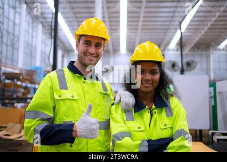 Arbeiter und Kartonverpackungsfabrik. Arbeiter und Fabrikkonzept. Stockfoto