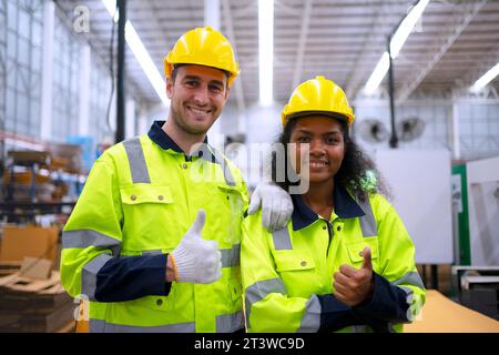 Arbeiter und Kartonverpackungsfabrik. Arbeiter und Fabrikkonzept. Stockfoto