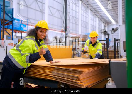 Arbeiter und Kartonverpackungsfabrik. Arbeiter und Fabrikkonzept. Stockfoto