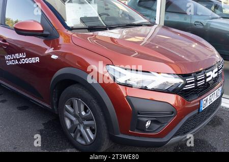 Bordeaux , Frankreich - 10 11 2023 : Dacia Jogger Car Rumänien Hersteller Markentext und neues Schild Logo an der Seitentür neues Modell modernes, preiswertes Fahrzeug Stockfoto