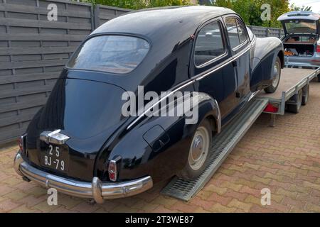 Bordeaux , Frankreich - 10 26 2023 : Peugeot 203 schwarz klassisches Retro-Auto gehen zum Tieflader-Anhänger-Auto Hauler Transport Stockfoto