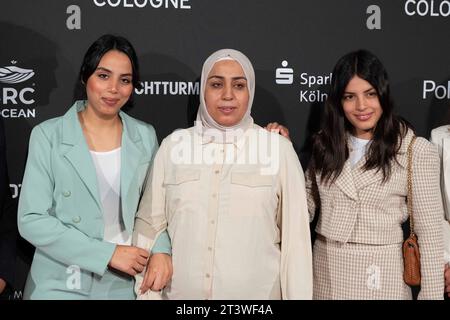 Olfa HAMROUNI mit ihren Toechtern Eya und Tayssir, Roter Teppich, Roter Teppich Show, Ankunft, Ankunft, Filmfestival Köln Awards in Köln, 26.10.2022. *** Olfa HAMROUNI mit ihren Töchtern Eya und Tayssir, roter Teppich, Roter Teppich Show, Ankunft, Ankunft, Filmfestival Cologne Awards in Köln, 26 10 2022 Credit: Imago/Alamy Live News Stockfoto