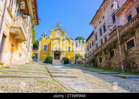 Blick auf die Kirche Chiesa dell Assunta in Orta San Giulio am Orta-See in Italien - Blick auf die Kirche Chiesa dell Assunta in Orta San Giulio am See Stockfoto