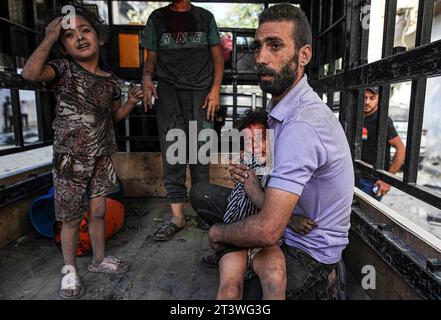 Ein palästinensischer Vater umarmt seine blutgetränkte Tochter, nachdem sein Haus im Al-Zaytoun-Viertel östlich von Gaza-Stadt ins Visier genommen wurde. Israelische Luftangriffe bombardieren den Gazastreifen weiter, verbrennen ganze Bezirke und füllen Leichenschauhäuser mit toten Palästinensern, während Israel sich für die Angriffe der Hamas rächte, die einige der schlimmsten Blutvergießungen in 75 Jahren Konflikt ausgelöst haben. Palästina. Stockfoto