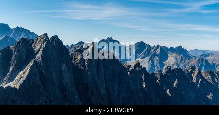 Blick vom Sedielko-Bergpass in die hohe Tatra in der Slowakei an einem schönen Spätsommertag Stockfoto