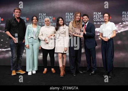 Die Preistraeger von links: Schauspieler Oliver MASUCCI International Actors Award Olfa HAMROUNI mit ihren Toechtern Eya und Tayssir, Phoenix Preis für den Film VIER TÖCHTER der Regisseurin Kaouther Ben Hania, Regisseurin Justine TRIET Filmpreis Köln, Regisseur Xavier DOLAN, The Hollywood Reporter Award, Katharina HUBER, Filmemacherin, Filmpreis NRW Filmfestival Köln, 26.10.2022. *** Die Preisträgerinnen des linken Schauspielers Oliver MASUCCI International Actors Award Olfa HAMROUNI mit ihren Töchtern Eya und Tayssir, Phoenix Award für den Film FOUR DAUGHTERS by Direct Stockfoto