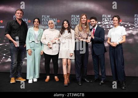 Die Preistraeger von links: Schauspieler Oliver MASUCCI International Actors Award Olfa HAMROUNI mit ihren Toechtern Eya und Tayssir, Phoenix Preis für den Film VIER TÖCHTER der Regisseurin Kaouther Ben Hania, Regisseurin Justine TRIET Filmpreis Köln, Regisseur Xavier DOLAN, The Hollywood Reporter Award, Katharina HUBER, Filmemacherin, Filmpreis NRW Filmfestival Köln, 26.10.2022. *** Die Preisträgerinnen des linken Schauspielers Oliver MASUCCI International Actors Award Olfa HAMROUNI mit ihren Töchtern Eya und Tayssir, Phoenix Award für den Film FOUR DAUGHTERS by Direct Stockfoto