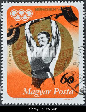 Gestempelte Briefmarke von Ungarn, die Goldmedaillengewinner Imre Földi, Olympische Sommerspiele 1972 - München, um 1973 zeigt. Stockfoto