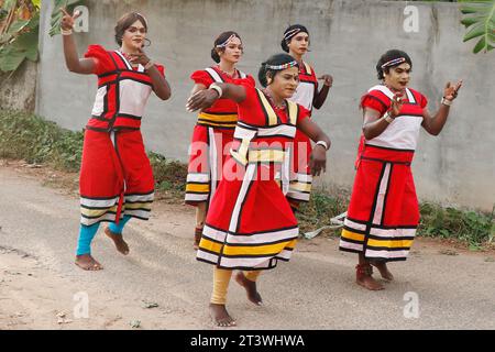 Kerala, Indien - 2. April 2023 Gruppe von Männern tanzen mit Damenkostümen im Kavadi-Festival. Ähnlich wie Hijra oder Kinnar-Tanz Stockfoto