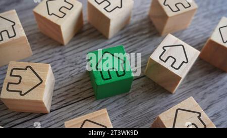 Holzblöcke mit Haussymbol. Immobilien, Immobilien, Suche und Kauf eines richtigen Hauses. Stockfoto