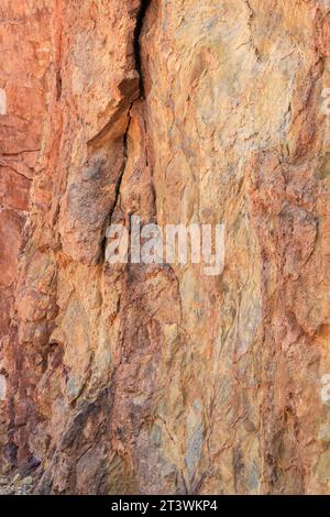 Farbenfrohe vulkanische Gesteinsstrukturen und Mineralien eines Berges in Rodalquilar, Almeria, Spanien. Ignimbrit mit Jarosit und Goethit Stockfoto