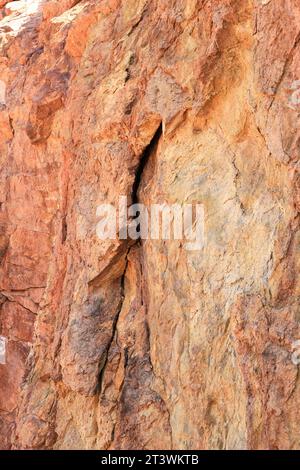 Farbenfrohe vulkanische Gesteinsstrukturen und Mineralien eines Berges in Rodalquilar, Almeria, Spanien. Ignimbrit mit Jarosit und Goethit Stockfoto