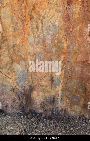 Farbenfrohe vulkanische Gesteinsstrukturen und Mineralien eines Berges in Rodalquilar, Almeria, Spanien. Ignimbrit mit Jarosit und Goethit Stockfoto