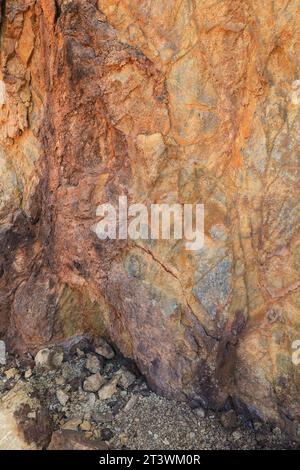 Farbenfrohe vulkanische Gesteinsstrukturen und Mineralien eines Berges in Rodalquilar, Almeria, Spanien. Ignimbrit mit Jarosit und Goethit Stockfoto