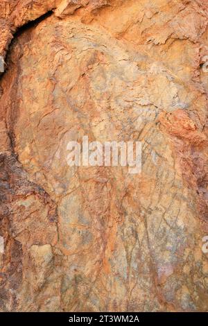 Farbenfrohe vulkanische Gesteinsstrukturen und Mineralien eines Berges in Rodalquilar, Almeria, Spanien. Ignimbrit mit Jarosit und Goethit Stockfoto