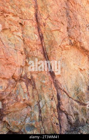 Farbenfrohe vulkanische Gesteinsstrukturen und Mineralien eines Berges in Rodalquilar, Almeria, Spanien. Ignimbrit mit Jarosit und Goethit Stockfoto