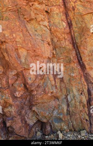 Farbenfrohe vulkanische Gesteinsstrukturen und Mineralien eines Berges in Rodalquilar, Almeria, Spanien. Ignimbrit mit Jarosit und Goethit Stockfoto
