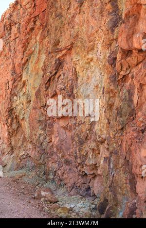 Farbenfrohe vulkanische Gesteinsstrukturen und Mineralien eines Berges in Rodalquilar, Almeria, Spanien. Ignimbrit mit Jarosit und Goethit Stockfoto