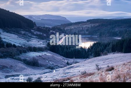 Blick auf das Cantref Reservoir, in den Brecon Beacons, an einem frostigen Wintermorgen Stockfoto