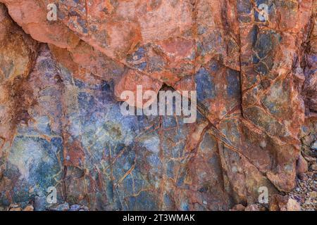 Farbenfrohe vulkanische Gesteinsstrukturen und Mineralien eines Berges in Rodalquilar, Almeria, Spanien. Ignimbrit mit Jarosit und Goethit Stockfoto