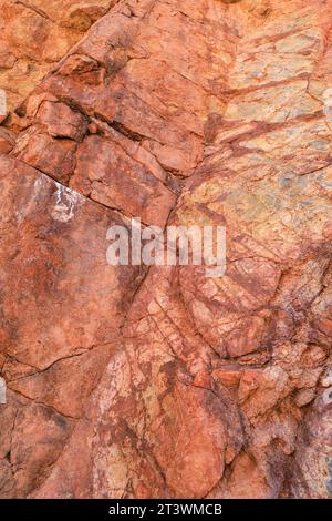 Farbenfrohe vulkanische Gesteinsstrukturen und Mineralien eines Berges in Rodalquilar, Almeria, Spanien. Ignimbrit mit Jarosit und Goethit Stockfoto