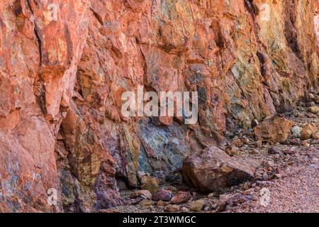 Farbenfrohe vulkanische Gesteinsstrukturen und Mineralien eines Berges in Rodalquilar, Almeria, Spanien. Ignimbrit mit Jarosit und Goethit Stockfoto