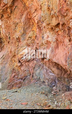 Farbenfrohe vulkanische Gesteinsstrukturen und Mineralien eines Berges in Rodalquilar, Almeria, Spanien. Ignimbrit mit Jarosit und Goethit Stockfoto