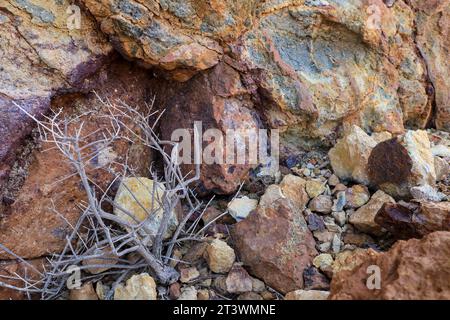 Farbenfrohe vulkanische Gesteinsstrukturen und Mineralien eines Berges in Rodalquilar, Almeria, Spanien. Ignimbrit mit Jarosit und Goethit Stockfoto