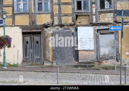 Blick am Dienstag 17.10.2023 in Strasburg Vorpommern Greifswald auf ein baufälliges Haus am örtlichen Marktplatz. Die Stadt hat sich seit 1989 prächtig entwickelt. Dennoch gibt es es im Ortskern auch mehr als 30 Jahre nach der Wende noch immer zahlreiche Bauwerke die vom Verfall gezeichnet sind. Sie sind in Mecklenburg Vorpommern nicht selten ein Bespiel dafür, dass an einigen Stellen die Politik machtlos ist oder aber versagt hat. *** Blick am Dienstag 17 10 2023 in Strasburg Vorpommern Greifswald auf einem baufälligen Haus am Marktplatz hat sich die Stadt seit 1989 prächtig entwickelt Stockfoto