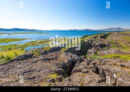 Blick auf den Thingvellir-Nationalpark in Island mit sonnigem Himmel Stockfoto