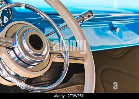 Vintage-Lenkrad in einem US-amerikanischen Oldtimer Stockfoto
