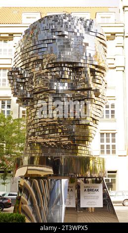 Prager Kafkas Kopf. Prag, Tschechische Republik, September 2023: Skulptur in Form des Kopfes des deutschsprachigen Schriftstellers Franz Kafka Stockfoto