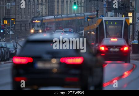 Leipzig, Deutschland. Oktober 2023. Zahlreiche Autos und zwei Straßenbahnen sind in der morgendlichen Hauptverkehrszeit unterwegs. Quelle: Jan Woitas/dpa/Alamy Live News Stockfoto