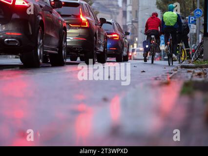 Leipzig, Deutschland. Oktober 2023. Radfahrer sind morgens im Hauptverkehrsverkehr unterwegs, wenn es regnet. Quelle: Jan Woitas/dpa/Alamy Live News Stockfoto