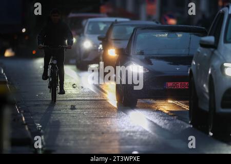 Leipzig, Deutschland. Oktober 2023. Ein Radfahrer ohne Lichter fährt in der morgendlichen Hauptverkehrszeit im Regen. Quelle: Jan Woitas/dpa/Alamy Live News Stockfoto