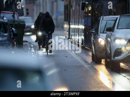 Leipzig, Deutschland. Oktober 2023. Radfahrer sind morgens im Hauptverkehrsverkehr unterwegs, wenn es regnet. Quelle: Jan Woitas/dpa/Alamy Live News Stockfoto