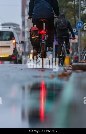 Leipzig, Deutschland. Oktober 2023. Radfahrer sind morgens im Hauptverkehrsverkehr unterwegs, wenn es regnet. Quelle: Jan Woitas/dpa/Alamy Live News Stockfoto