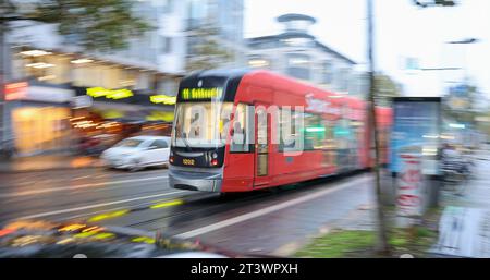 Leipzig, Deutschland. Oktober 2023. Eine Straßenbahn der Linie 11 der LVB ist in der morgendlichen Hauptverkehrszeit unterwegs. Quelle: Jan Woitas/dpa/Alamy Live News Stockfoto