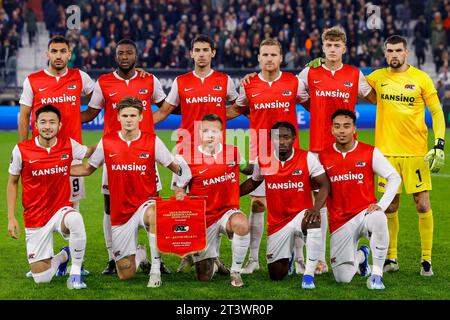 ALKMAAR, NIEDERLANDE - 26. OKTOBER: Vangelis Pavlidis (AZ Alkmaar), Riechtly Bazoer (AZ Alkmaar), Alexandre penetra (AZ Alkmaar), Dani de Wit (AZ Alkm Stockfoto