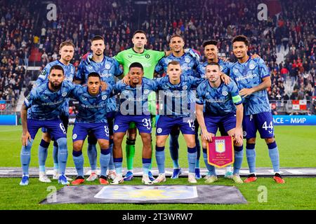 ALKMAAR, NIEDERLANDE - 26. OKTOBER: Matty Cash (Aston Villa), Clement Lenglet (Aston Villa), Torhüter Emiliano Mart’nez (Aston Villa), Diego Carlos ( Stockfoto