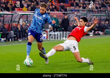 ALKMAAR, NIEDERLANDE - 26. OKTOBER: Matty Cash (Aston Villa) und Alexandre Penetra (AZ Alkmaar) kämpfen um den Ball während der Gruppe E - UEFA Europa C Stockfoto