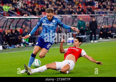 ALKMAAR, NIEDERLANDE - 26. OKTOBER: Matty Cash (Aston Villa) und Alexandre Penetra (AZ Alkmaar) kämpfen um den Ball während der Gruppe E - UEFA Europa C Stockfoto