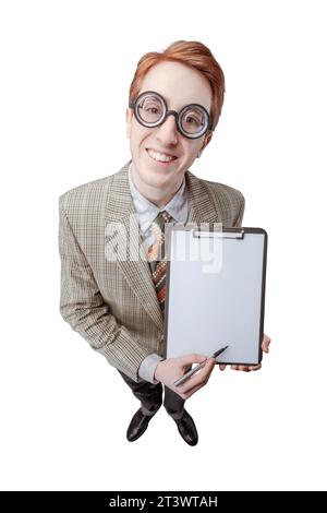 Ein lächelnder, lustiger Verkäufer, der vor der Tür stand und ein leeres Klemmbrett hielt, Petitionen und Verträge Stockfoto