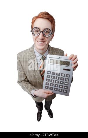 Ein Nerd mit einem großen Taschenrechner und einem Lächeln, Finanz- und Buchhaltungskonzept Stockfoto